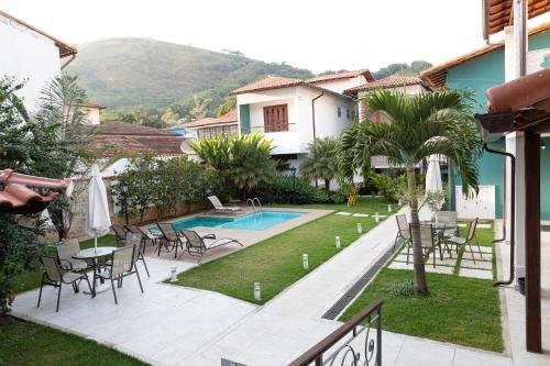 Piscina e área de convivência da Vila Hibisco, com as montanhas ao fundo