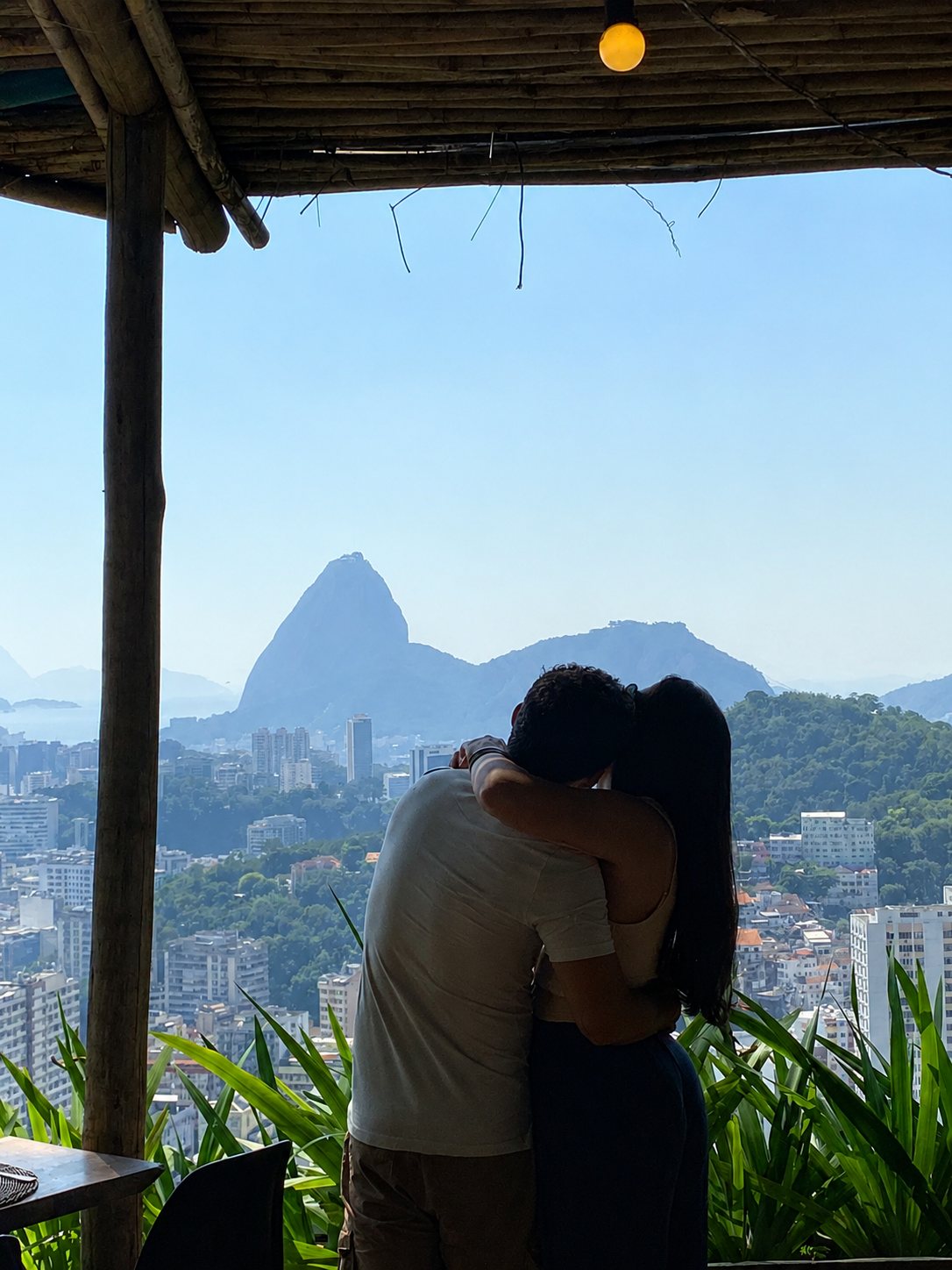 Gabriel e Jaqueline abraçados, com o Pão de Açúcar ao fundo